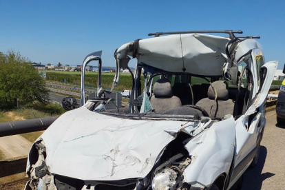 Foto de la furgoneta que va xocar contra un tractor a Vila-sana.