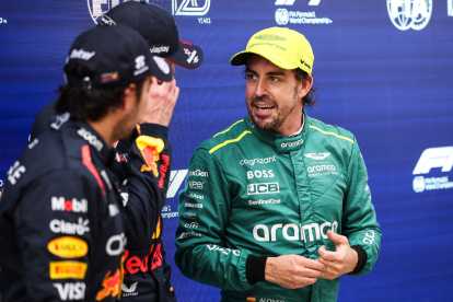 Alonso, parlant amb Verstappen i Pérez després de la qualy.