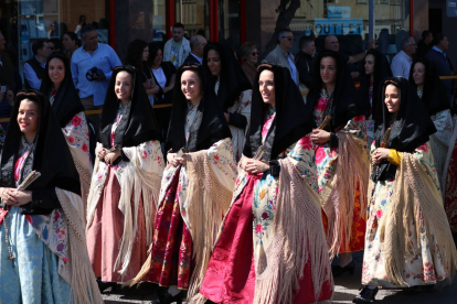 Algunes de les protagonistes del Dia de la Faldeta, ahir a Fraga, abillades amb el vestit tradicional.