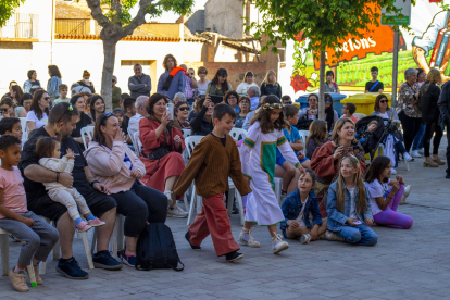Desfilada infantil amb ‘models’ medievals, ahir a la Festa de Sant Jordi i el Drac de Puigverd de Lleida.