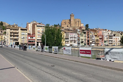 La Fira dels Somnis va penjar ahir les més de 80 pancartes d’empreses al pont de Balaguer.