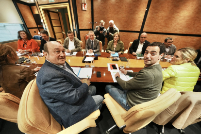 Andoni Ortuzar i Imanol Pradales, en primer terme, en la reunió de l’Euzkadi Buru Batzar del PNB.