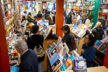 La llibreria Caselles, en ple Eix Comercial de Lleida, a vessar ahir a la tarda amb clients a la recerca ja del seu llibre de Sant Jordi.