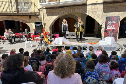 Les Borges Blanques. A la plaça 1 d’Octubre, es va organitzar un escenari que convidava el públic a recitar poesia. El van visitar alumnes d’escoles de la localitat.