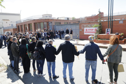 Treballadors del Centre Penitenciari Ponent, ahir agafats de la mà en record de Núria López.
