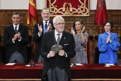 L’escriptor lleonès Luis Mateo Díez, ahir al rebre el guardó en un acte presidit pels reis.