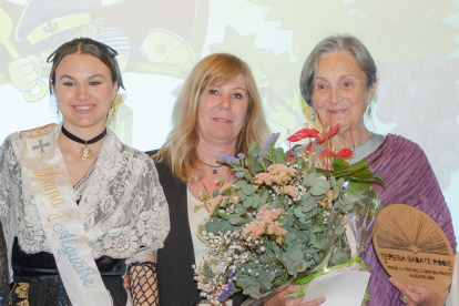 Un dia feliç ■ Pocs dies abans de la seua mort, Teresa Sabaté va rebre un merescut i emotiu homenatge en el marc de la primera Fira del Llibre de Ponent d’Alguaire el dia 13 d’abril. A la foto, l’acompanyen la seua neta i l’alcaldessa, Im ...