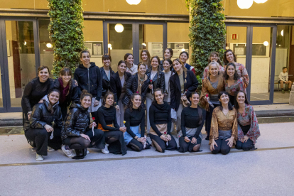 Membres de grups de dansa de la Universitat de Lleida, després d’actuar ahir en un claustre del Rectorat.