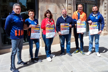 Els organitzadors de la Mitja Marató de Tàrrega, amb el cartell de la prova ahir en la presentació.
