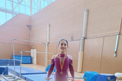 Elena Monsó, del Club Gimnàstic Lleida, amb la medalla.