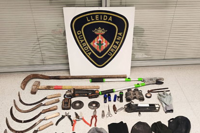 Imatge dels objectes que la Guàrdia Urbana va trobar a la furgoneta on anaven els tres detinguts.