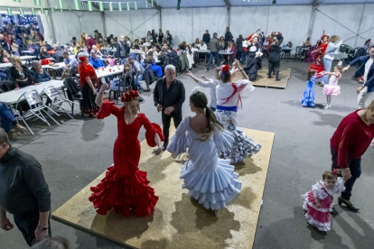 Foto de l’ambient que hi havia ahir a la nit a la Feria de Abril, que té lloc als Camps Elisis.