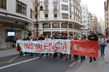 Milers de persones van marxar ahir en defensa del valencià.