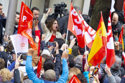 Ministres i dirigents del PSOE es van unir als crits de suport a Sánchez al carrer.