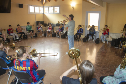Alumnes de 6è de Primària d’una escola de Tàrrega en la classe musical del projecte Brass Band.