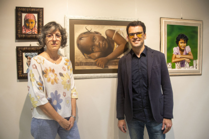 L’artista Yolanda Cotonat i David Pallàs, responsable del Centre Mèdic, amb algunes de les obres.