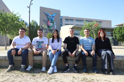 D’esquerra a dreta, els estudiants d’Informática Isaac Torres, Josep Sort, Chaymaa Dkouk, Oriol Agost, Oriol Alàs i Laura Haro.