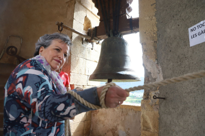La campanera de Burgos Felisa Corredera, a la torre de l’església.