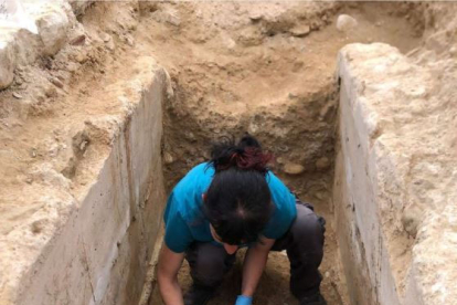Procés d’excavació d’una de les tombes del jaciment.