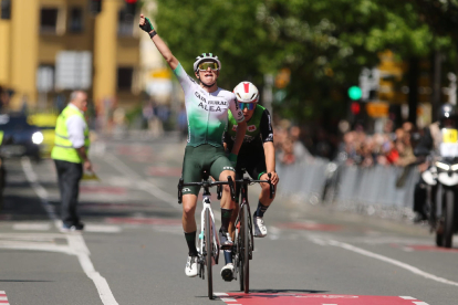 Jan Castellón aixeca el braç per celebrar el triomf d’etapa diumenge a la Volta al Bidasoa.