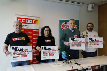 Els representants de CCOO i UGT a Lleida posant ahir amb els cartells amb el lema de l’1 de Maig.