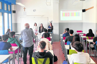 Alumnes treballant continguts a classe.