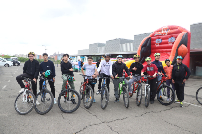 Els alumnes dels PFI van fer una ruta en BTT pels carrils bici de la ciutat.