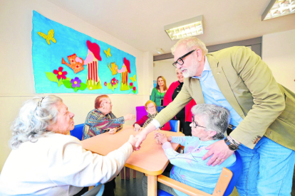 Larrosa saludant ahir usuàries del centre de dia de Magraners.