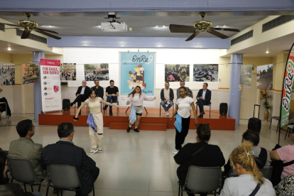 Mostra de ball amb joves del barri, en l’acte de presentació.