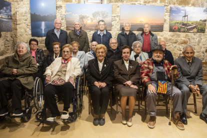 Fotografia de grup de 18 dels 39 veïns d’Anglesola que tenen actualment entre 86 i 90 anys.