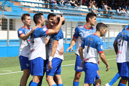 Al final del partit, els jugadors del Mollerussa van celebrar el punt aconseguit contra el Vilafranca.