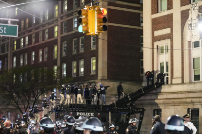 Moment en què els policies de Nova York utilitzen una rampa per entrar a l’edifici Hamilton Hall, a la universitat de Colúmbia.