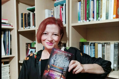 L’escriptora Gloria Martín amb la seua novel·la ‘Cuello de cisne’.