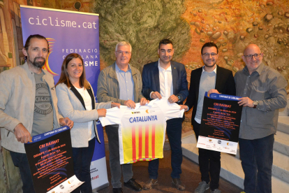 Representants institucionals i esportius, durant la presentació de la prova a la Diputació.