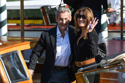 Nicolas Sarkozy i Carla Bruni en el moment d’arribar al Festival de Cine de Venècia al setembre.