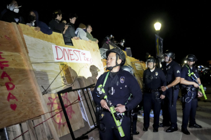 Antiavalots davant de barricades aixecades per estudiants al campus de la Universitat de Califòrnia.