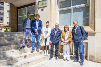 Els alcaldes i el representant de Seròs ahir, abans d’entrar a la reunió amb tècnics de Salut.