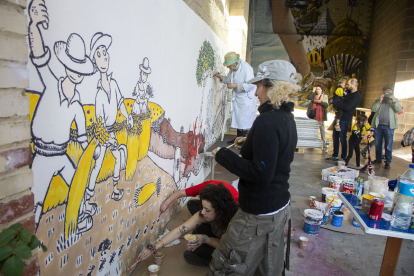 La il·lustradora Pilarín Bayés, amb altres artistes, pintant el mural de la plaça de l’Església Vella.