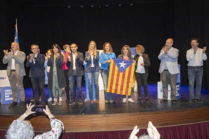 El míting de Junts a Tàrrega, amb Abella, Jaume Giró i Pilar Calvo.