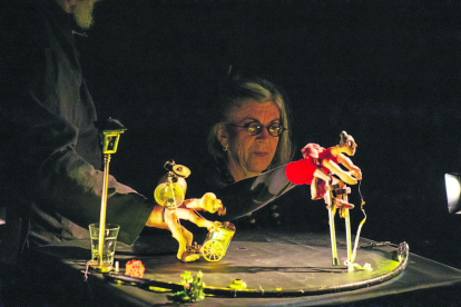 La companyia Teatro Panta Rhei Antzerkia va interpretar ‘La osa estelar’ al pati de Santa Clara.