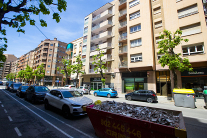 Vista del tram de l’avinguda València on hi hauria un dels habitatges que van ser sobreocupats.