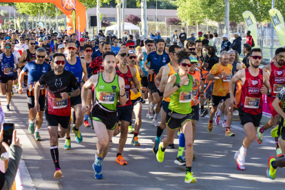 Un moment de la sortida de la Mitja Marató i 10 km Ciutat de Tàrrega, que va reunir ahir més de 500 atletes a la capital de l’Urgell.