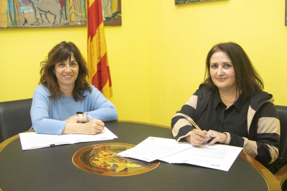 L’alcaldessa de Tàrrega, Alba Pijuan, i la directora de SEGRE, Anna Sàez, van firmar ahir el conveni.