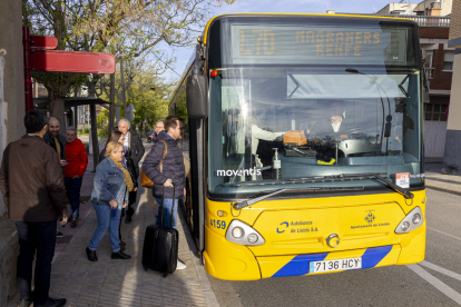 Usuaris del bus llançadora entre Magraners i el centre.