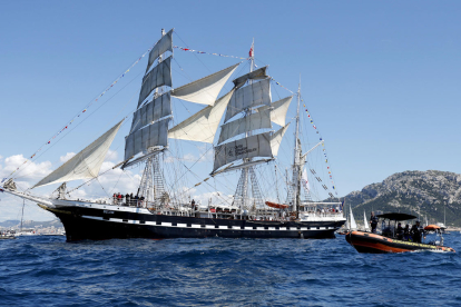 La flama olímpica va arribar a França a bord del veler Belem.