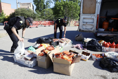 Agents que van escorcollar la furgoneta i hi van trobar grans quantitats de menjar sense refrigerar.