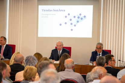 El president de bonÀrea Corporació, Jaume Alsina, al centre, en la intervenció a la junta.