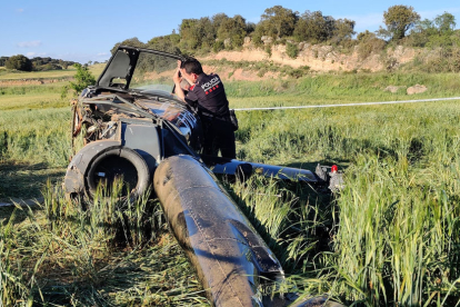 Agents dels Mossos d’Esquadra investigant ahir l’accident de l’helicòpter en un camp a Vilanova de l’Aguda.