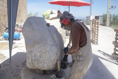 Una de les escultures del festival Maldant la Pedra, ahir en ple treball al costat del castell de Maldà.