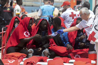 Membres de Creu Roja auxilien migrants rescatats al port de Gran Tarajal.